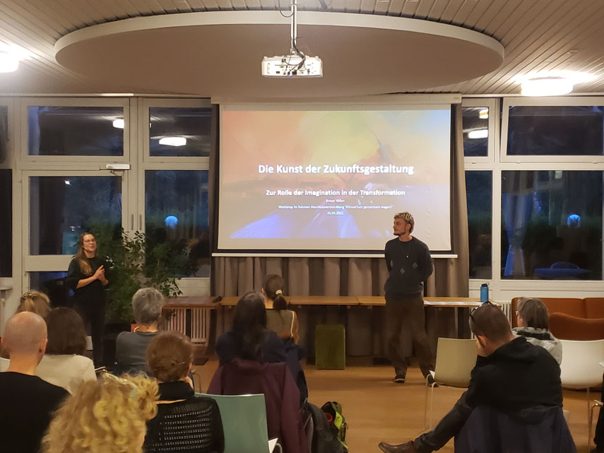 Zwei Personen sprechen zum Publikum w&auml;hrend des Workshops „Die Kunst der Zukunftsgestaltung“.