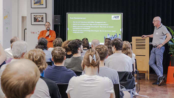 Person hält einen Vortrag vor Publikum.