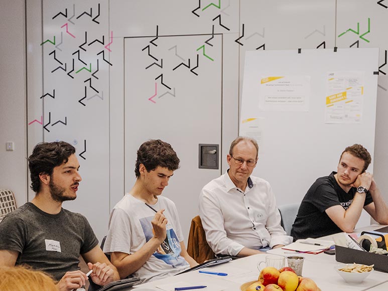 Dieses Bild zeigt vier der Workshop-Teilnehmer.