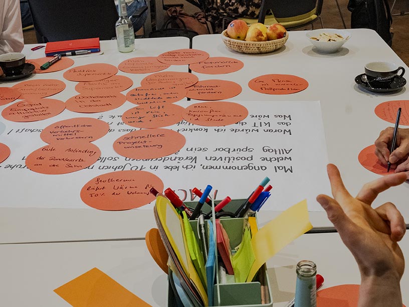 Dieses Bild zeigt ein interaktives Plakat des Workshops, auf dem Gedankenexperimente zur Zukunft durchgespielt werden.
