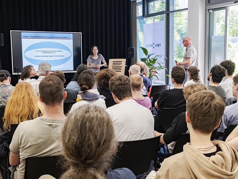 Das Bild zeigt Prof. Dr. Kora Kristof, Vizepräsidentin für Digitalisierung und Nachhaltigkeit am KIT, während des Eröffnungsvortrags zum Thema Transformationsforschung.