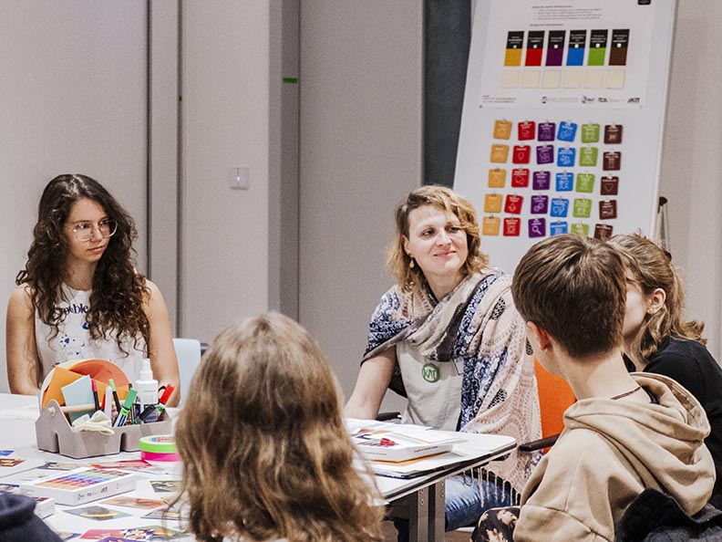 Dieses Bild zeigt Annika Fricke vom KAT, die Teilnehmenden eines Workshops Selbstexperimente für eine nachhaltigere Lebensweise näher bringt. 