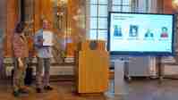 Marius Albiez nimmt die Auszeichnung für den GAIA Best Paper Award 2024 in einem festlichen Raum entgegen.