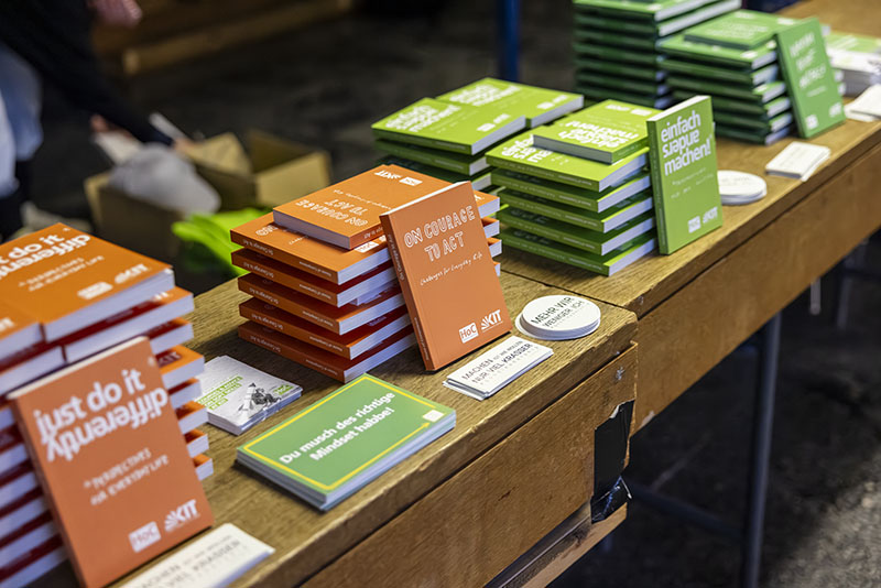 Bücher und Flyer liegen auf dem Tisch.