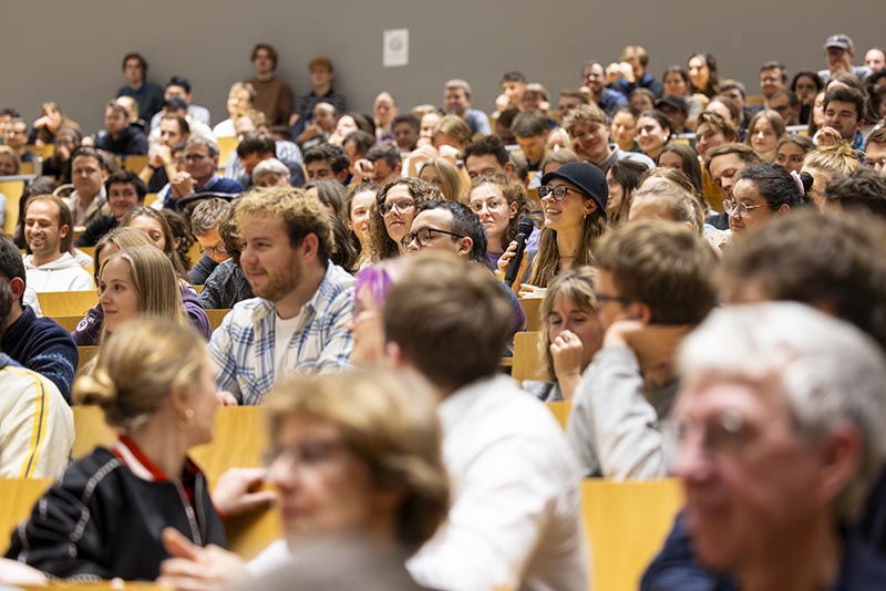 Große Gruppe Menschen in einem Hörsaal.