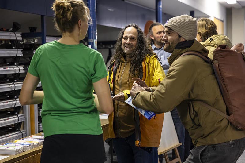 Gruppe unterhält sich fröhlich.