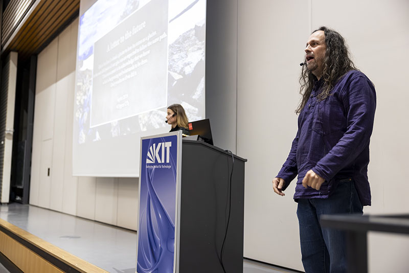 Oliver Parodi spricht am Podium.