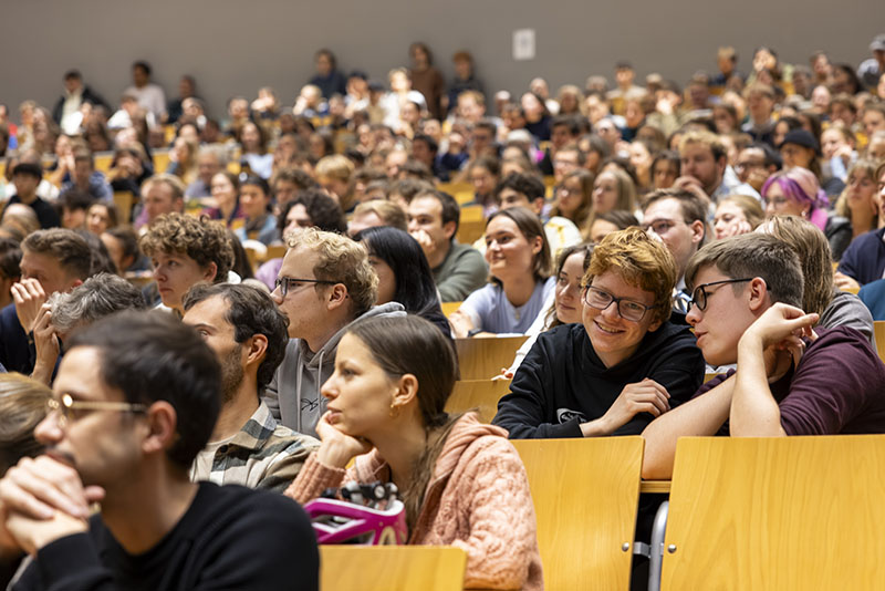 Personen im Hörsaal unterhalten sich.