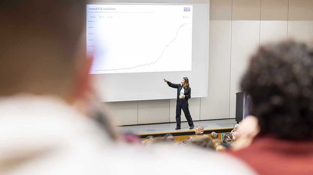 Luisa Neubauer beim Vortrag auf der Bühne.