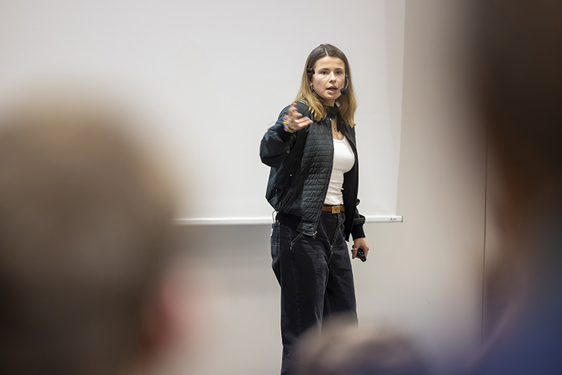Nahaufnahme von Luisa Neubauer beim Vortrag auf der Bühne.