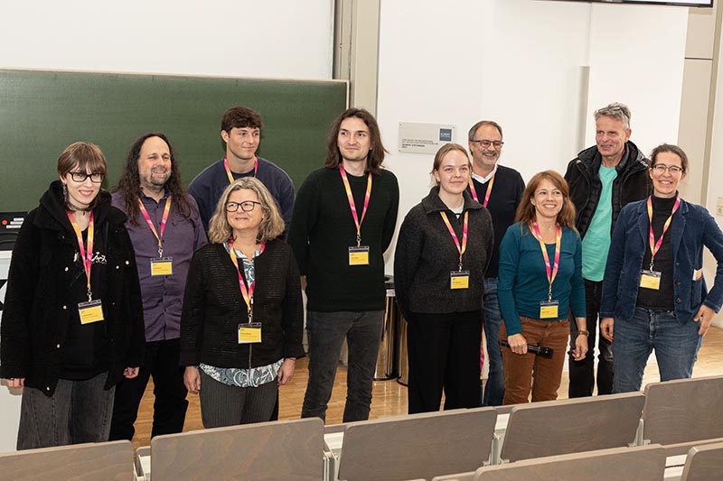 Das Team der Konferenz versammelt f&uuml;r ein Gruppenfoto.