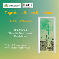 Die Grafik in grün und gelb-Tönen zeigt rechts einen Türrahmen, dahinter Häuser und ein Baum.  Links der Schriftzug Tage des offenen Reallabors.
