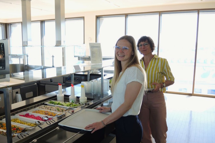 Zwei Personen am Salatbarbuffet in der Karlskantine.