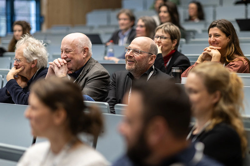 Aufmerksames Publikum in einem Hörsaal bei einer wissenschaftlichen Veranstaltung.