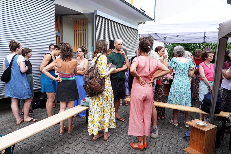 Gruppe von Menschen im Gespräch im Außenbereich des Zukunftsraums in Karlsruhe.