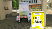 THE LÄND-Aufsteller am Eingang zur Reallabor-Konferenz "on the road" in Stuttgart.