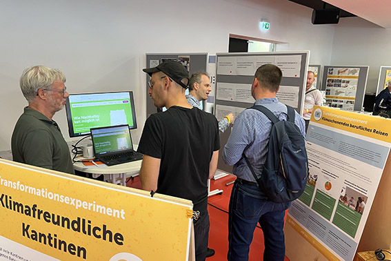 Menschen am Reallabor-Marktstand von KARLA.