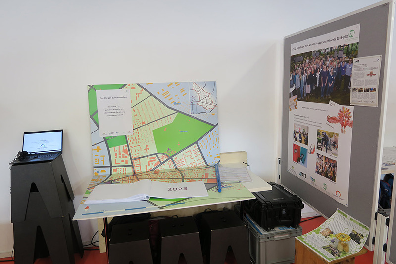 Eine Karte der Karlsruher Oststadt an einem Messestand über Reallabore.