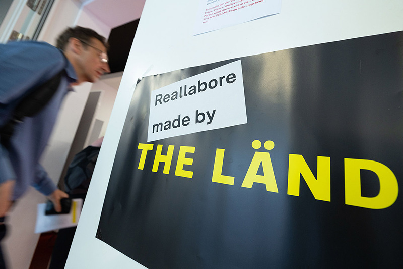 THE LÄND-Schild zur Reallabor-Tagung in Stuttgart.