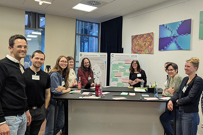 Gruppe von Menschen bei einem Workshop.