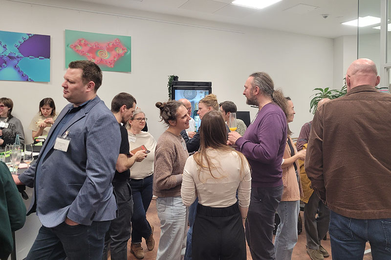 Gruppe von Menschen bei einem informellen Empfang. 