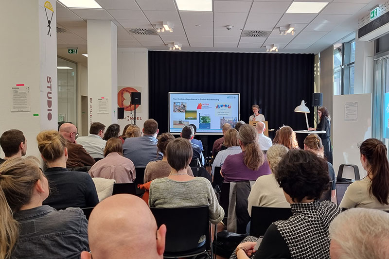 Personen bei einem Vortrag.