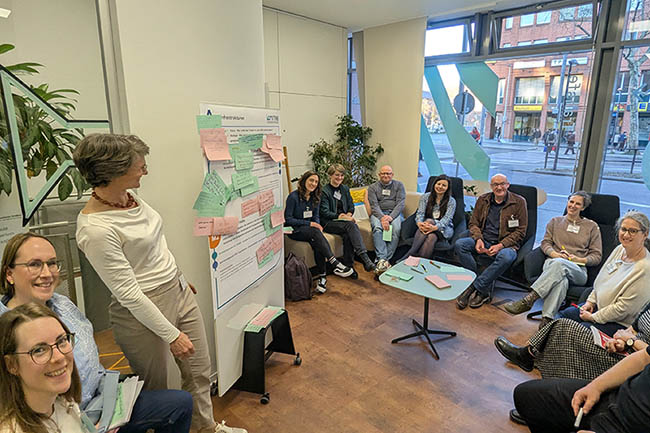 Gruppe von Personen bei einem Workshop.