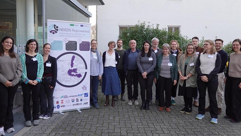 Gruppenfoto im Freien vor dem Zukunftsraum.
