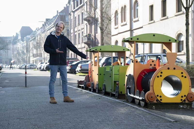 KAT-Mitarbeiter Marius Albiez neben Kinderspielplatz