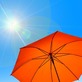 Roter Sonnenschirm im Sommer schützt vor Hitze.