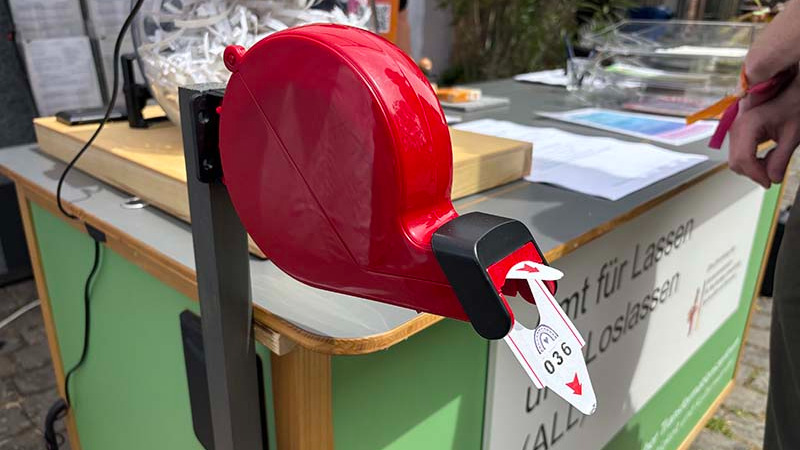Roter Ticketautomat zum Wartenummer ziehen, ein Ticket zeigt die 036.