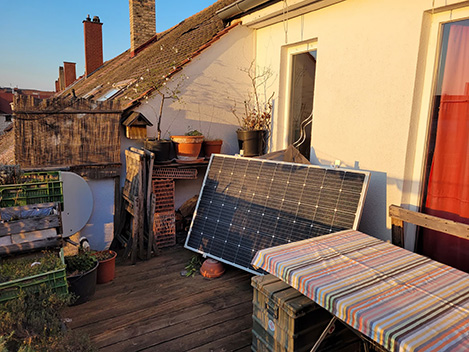 PV-Modul steht auf Balkon in der Sonne.
