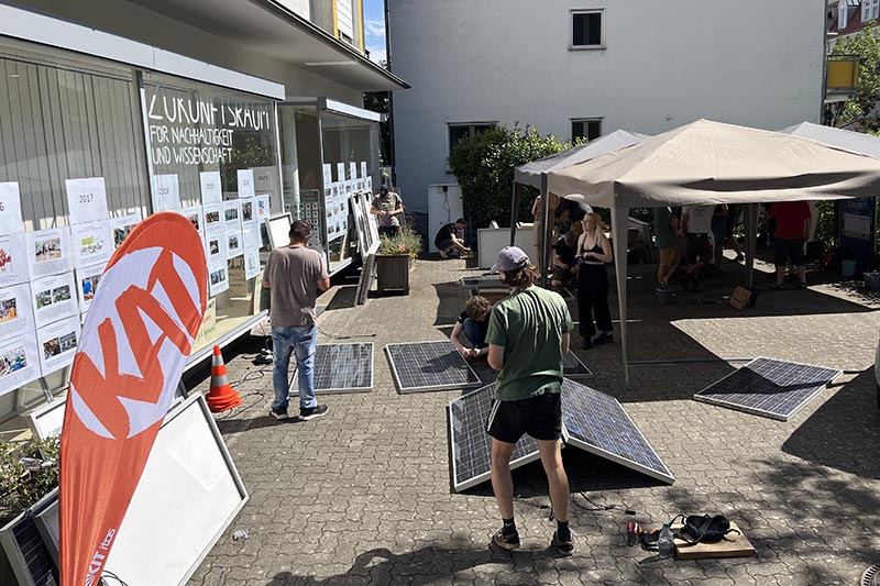 PV-Solar Workshop im Hof vor dem Zukunftsraum. 