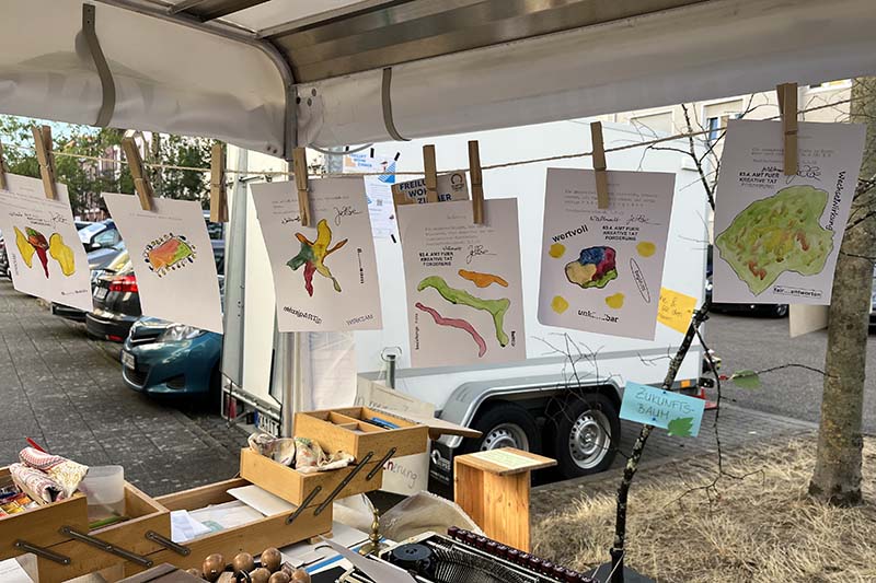 Bunte Zettel hängen an einer Wäscheleine. 