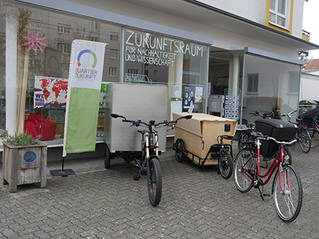 Lastenfahrräder stehen vor dem Zukunftsraum Karlsruhe