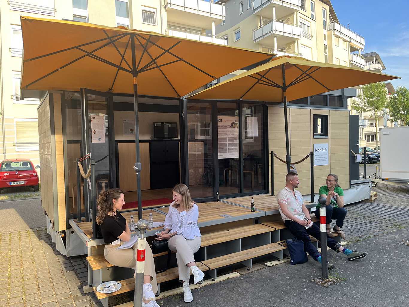 Menschen vor dem MobiLab