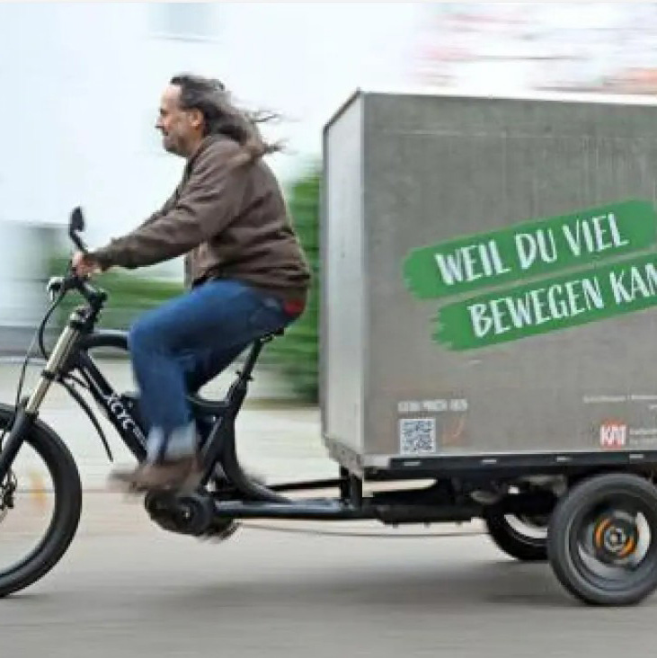 Person fährt auf einem Lastenrad vom Karlsruher Transformationszentrum.