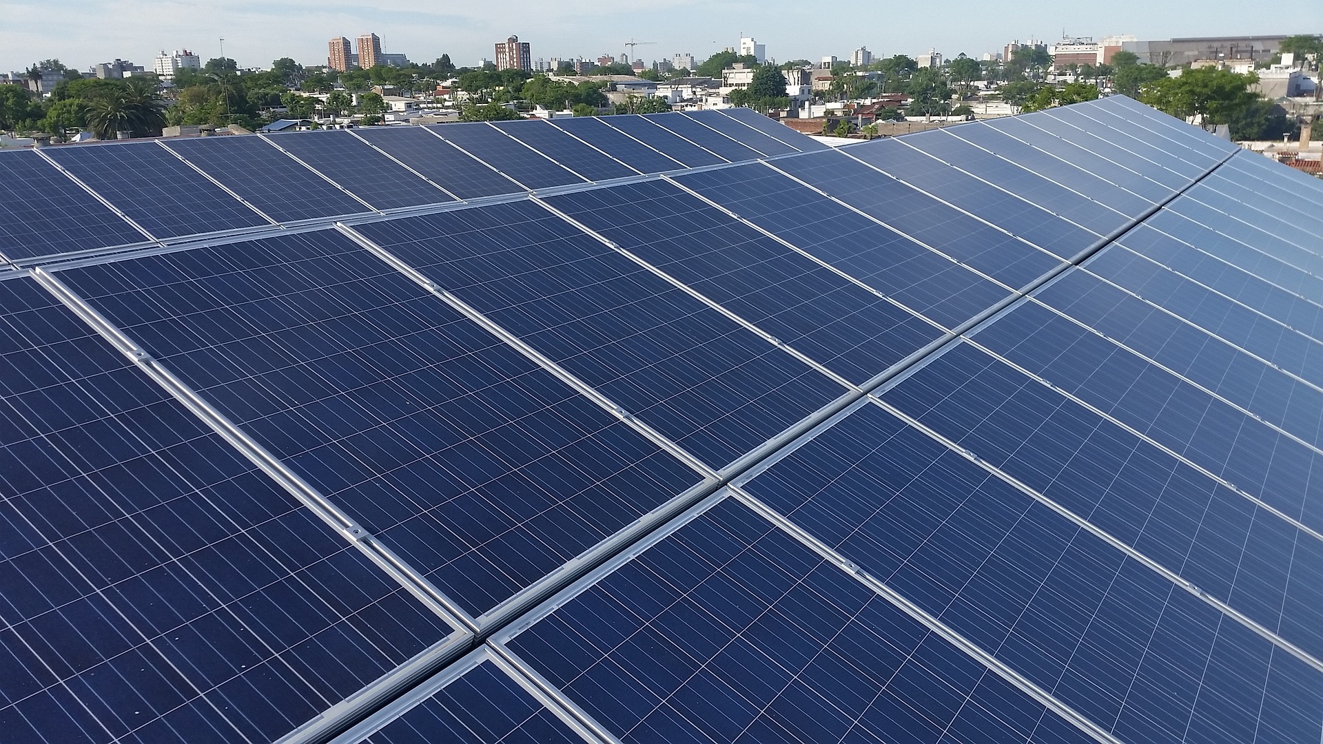 Solaranlagen auf Däcern bilden einen wichtigen Bestandteil des Klimaschutzes in der Stadt