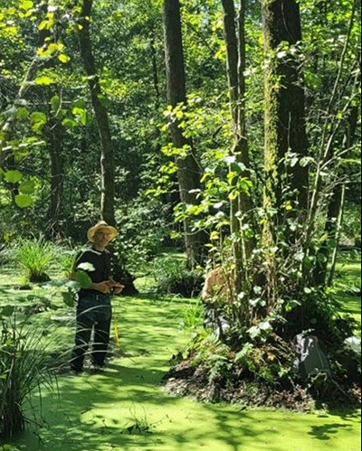 Dr. Damm steht in einer überfluteten Auenlandschaft.