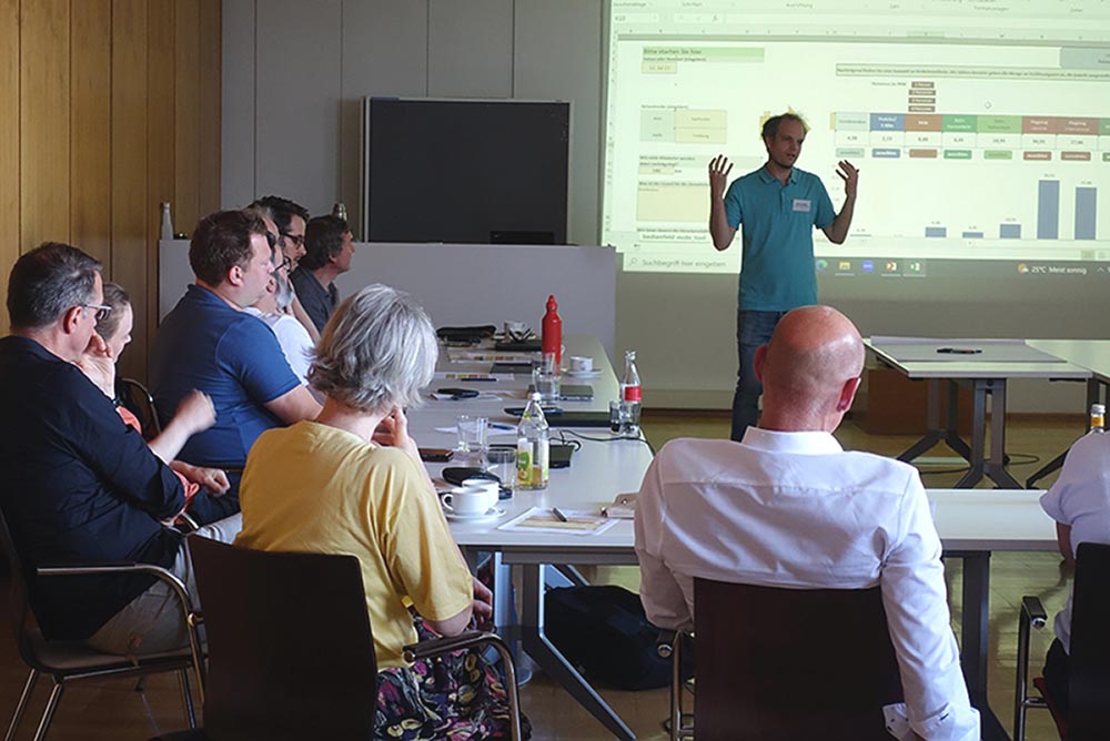 Marius Albiez bei einem Workshop zu Dienstreisen.