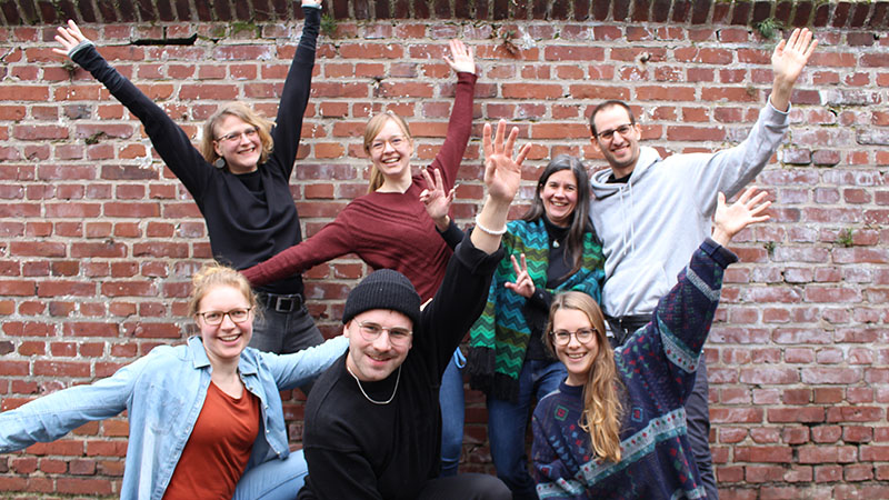 Teamfoto des Climatechallenge Teams vor einer Wand.