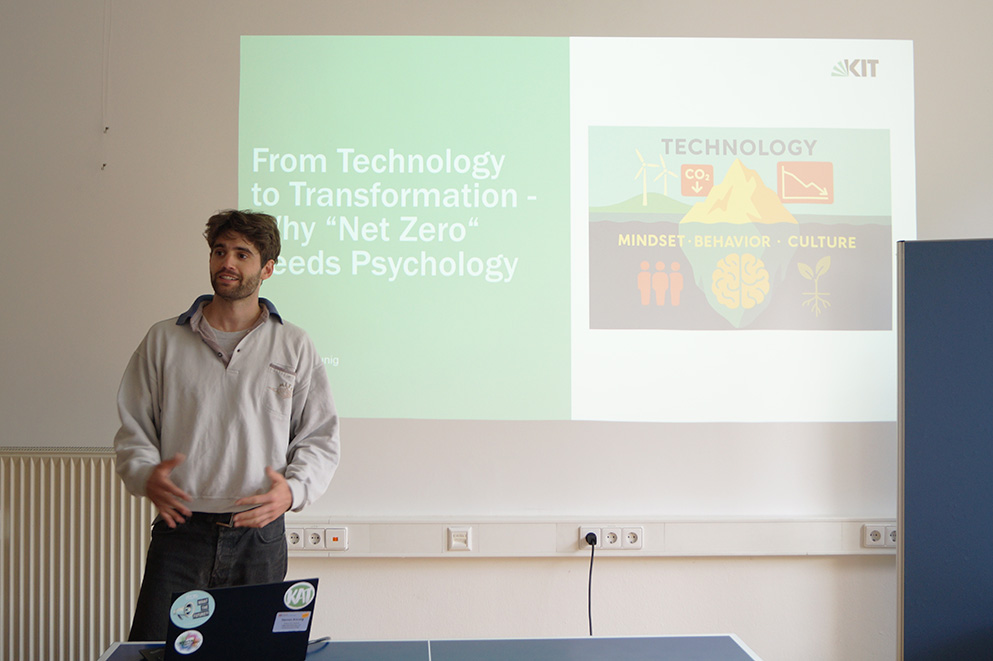 Hannes Breunig gibt Vortrag zu „Net Zero“ und Psychologie mit Präsentation vom KIT.