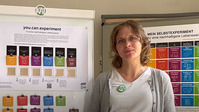 Eine Person steht vor dem Selbstexperimente-Generator des KAT. 